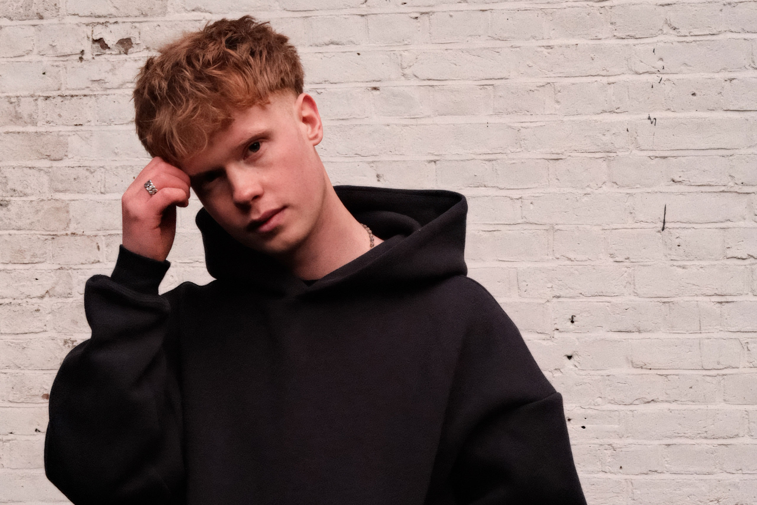 Finn Askew has announced a new mixtape with his latest single 'Distance'