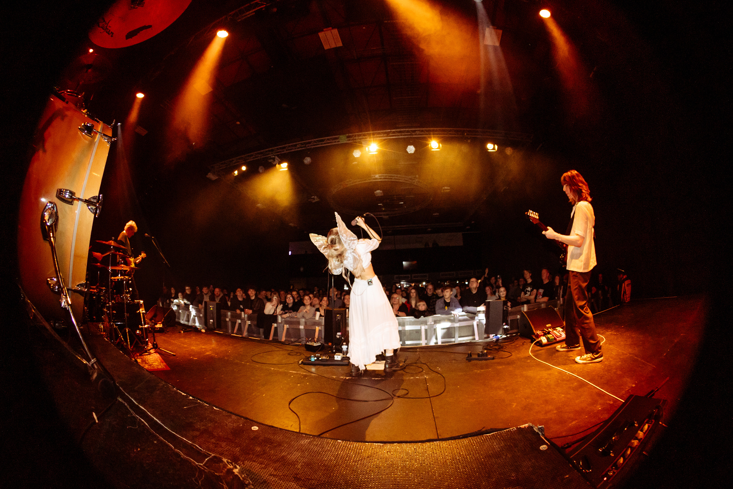 Lizzie Esau has released new single 'Bugs', and is hinting at her debut album