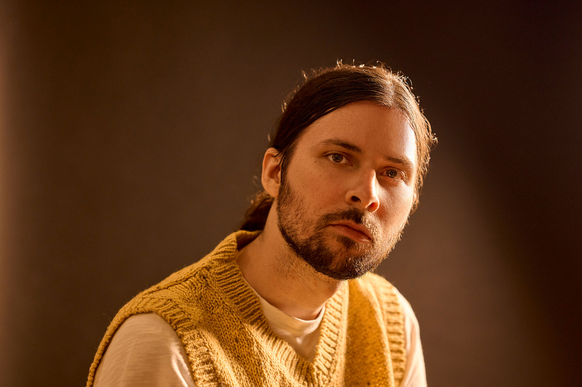 Mitch Rowland has shared a brand new track, 'Here Comes The Comeback', featuring backing vocals from Harry Styles