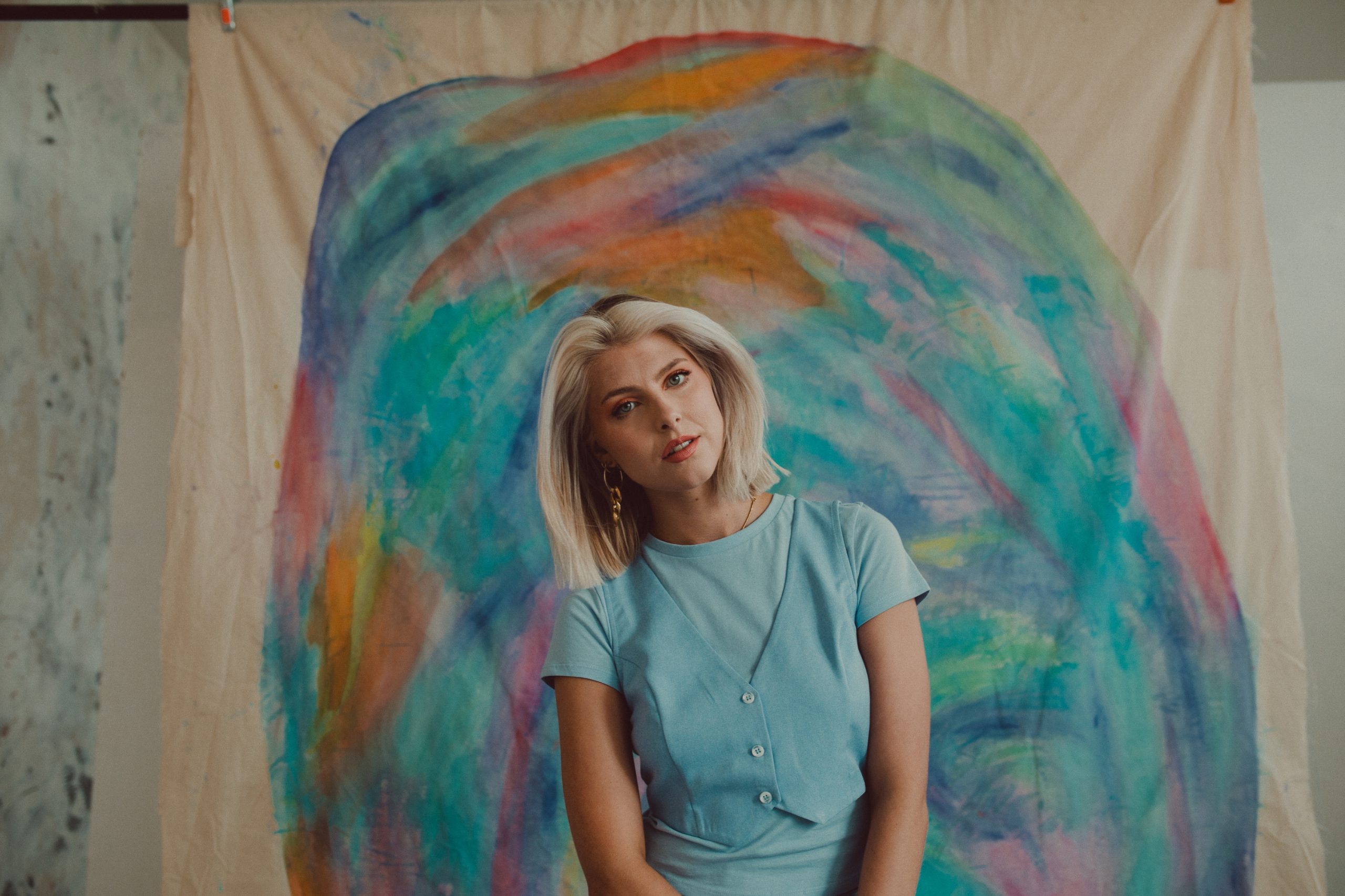 Alex Amor has revealed a new single, ‘Pleasing People’, which completes her second EP, ‘The Art Of Letting Go’