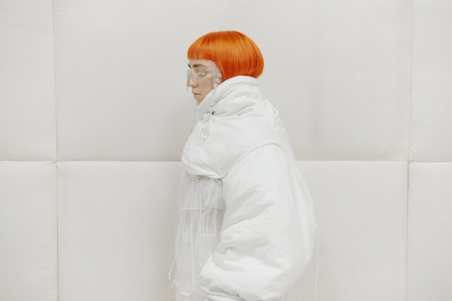 Amelia Moore has dropped a stunning live performance of her latest single 'vinegar'