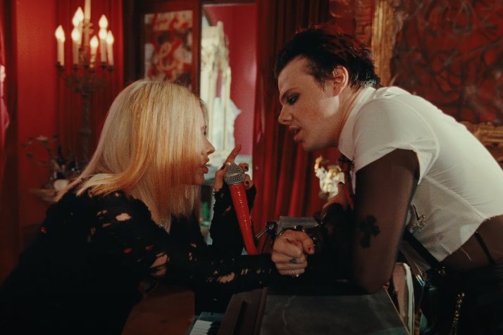 Avril Lavigne has teamed up with YUNGBLUD on her new single, ‘I’m A Mess’