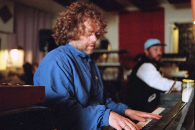 Benny Sings has joined forces with Kenny Beats for his new single, ‘The World’