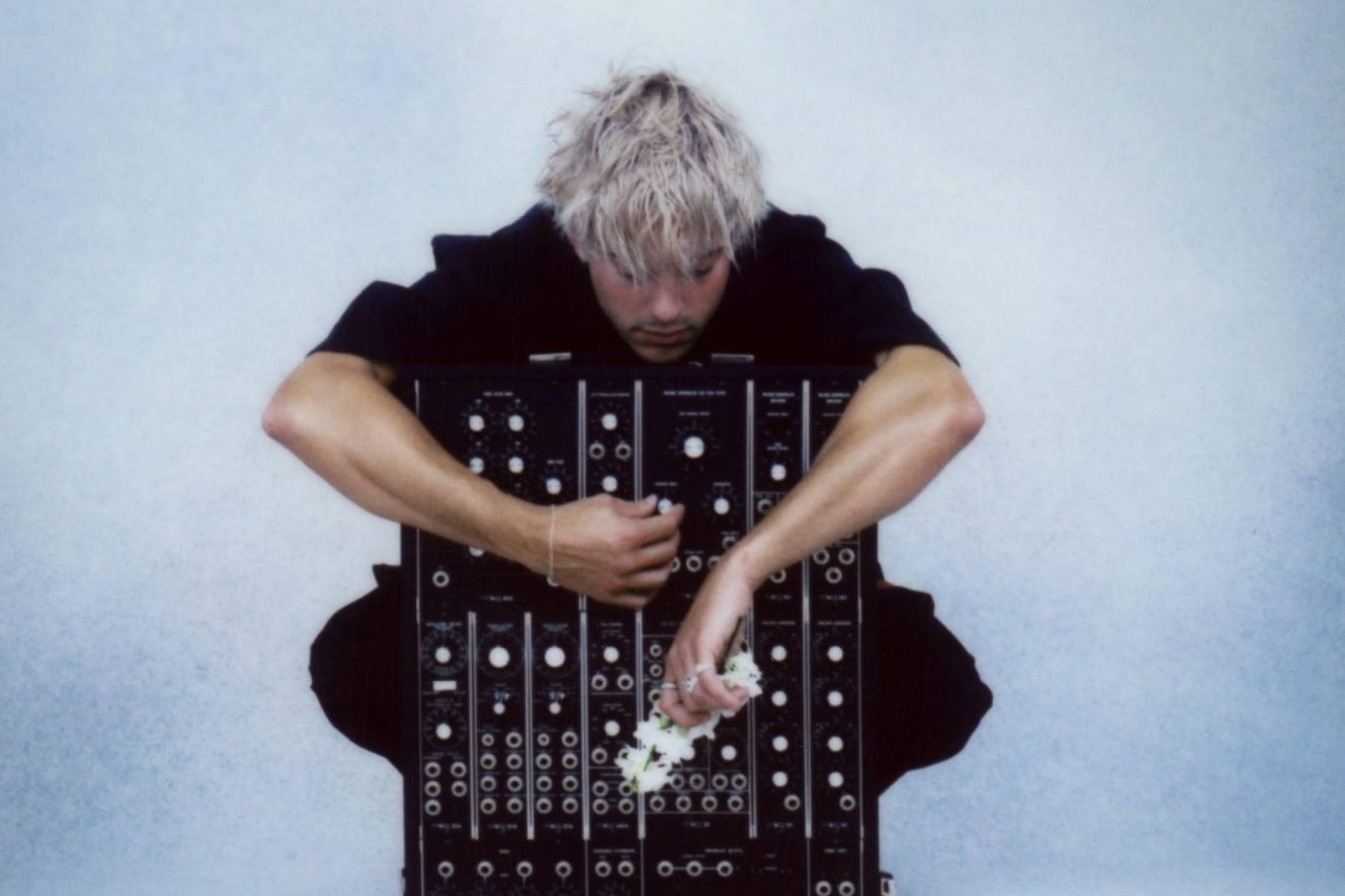 London Grammar’s Dot Major has shared his debut solo single, ‘Bear’