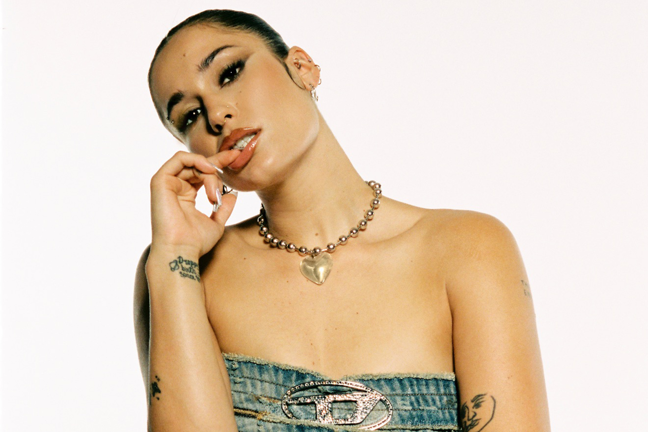 Izzi De-Rosa has released a new single inspired by the chaos of your early 20s, 'cinderella'