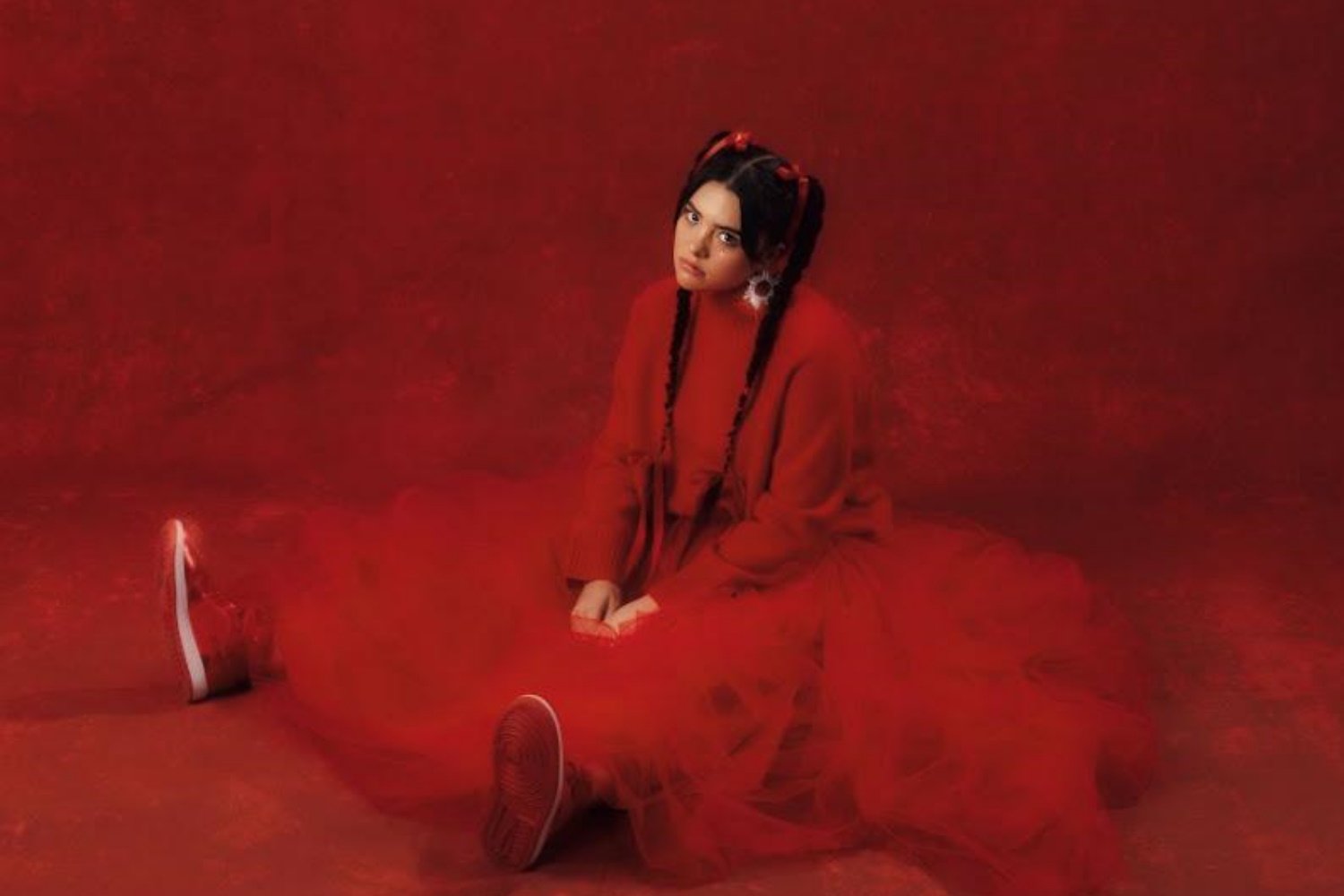 Lauren Spencer Smith has shared a new Christmas track, ‘Single On The 25th’