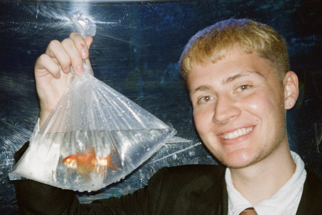 Luke Royalty has shared a melancholic new single, ‘no1cares’