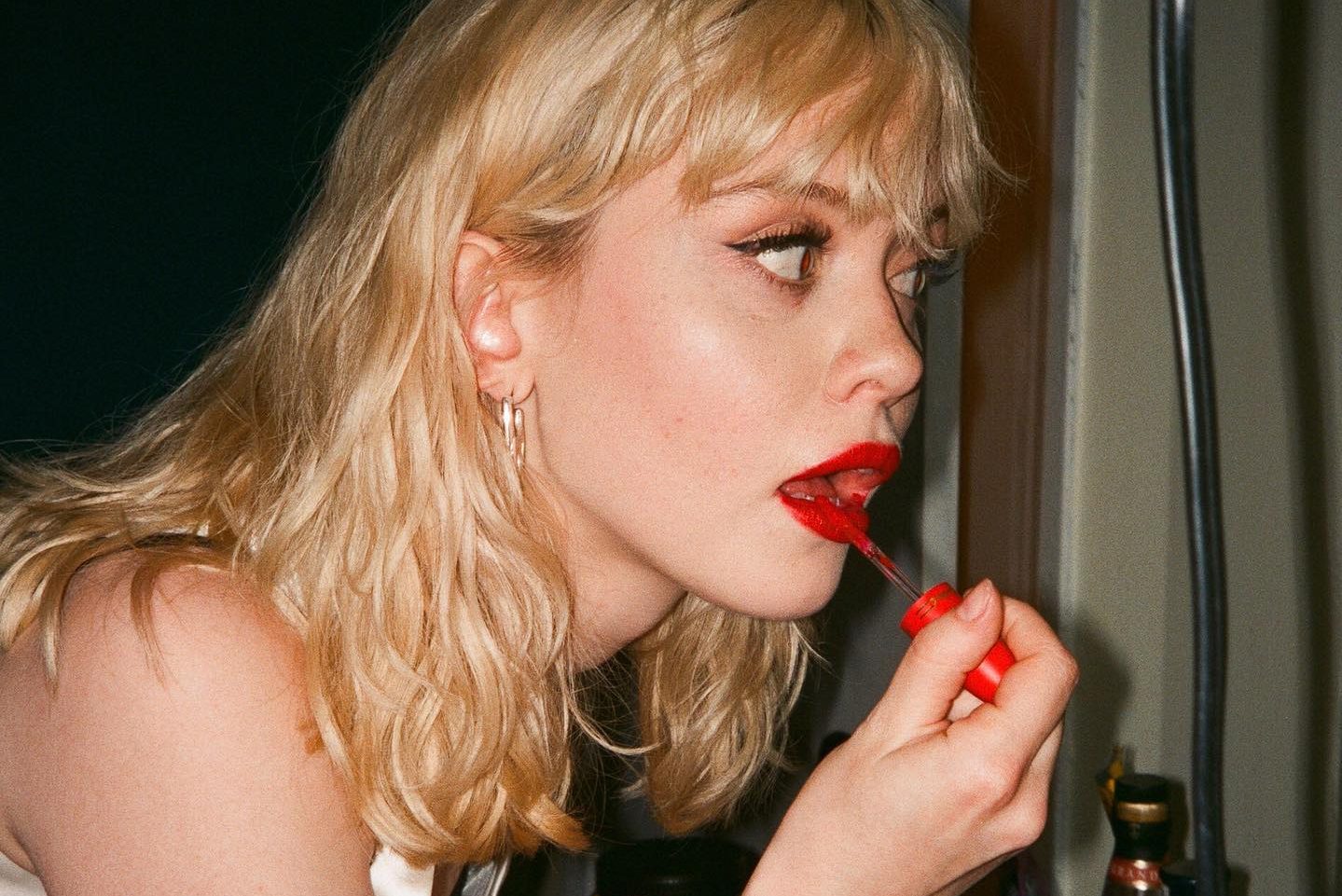 Maisie Peters is having more fun with her new single, 'Blonde'