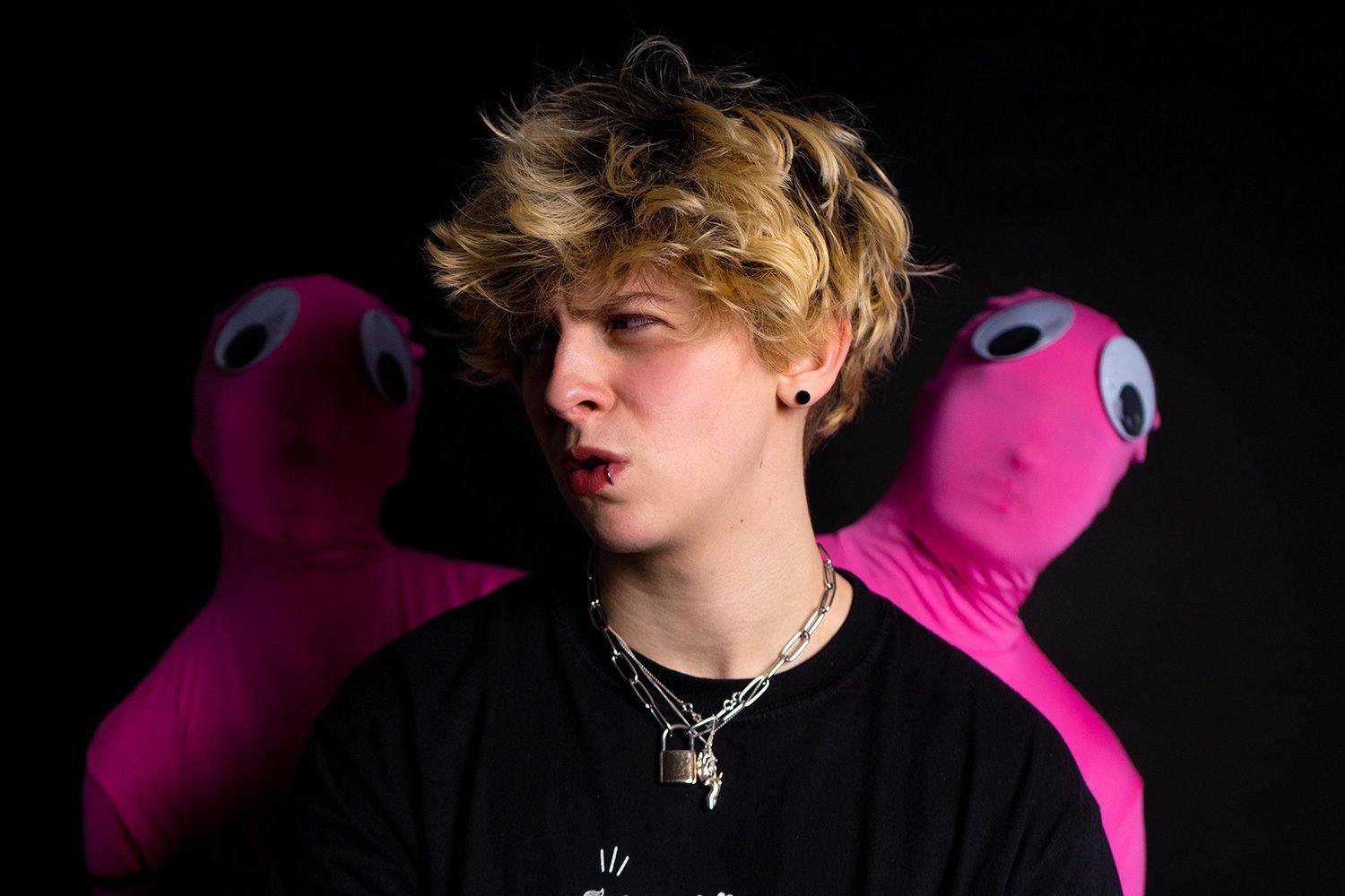 NOAHFINNCE has dropped a new song, 'WORMS (In My Brain)'