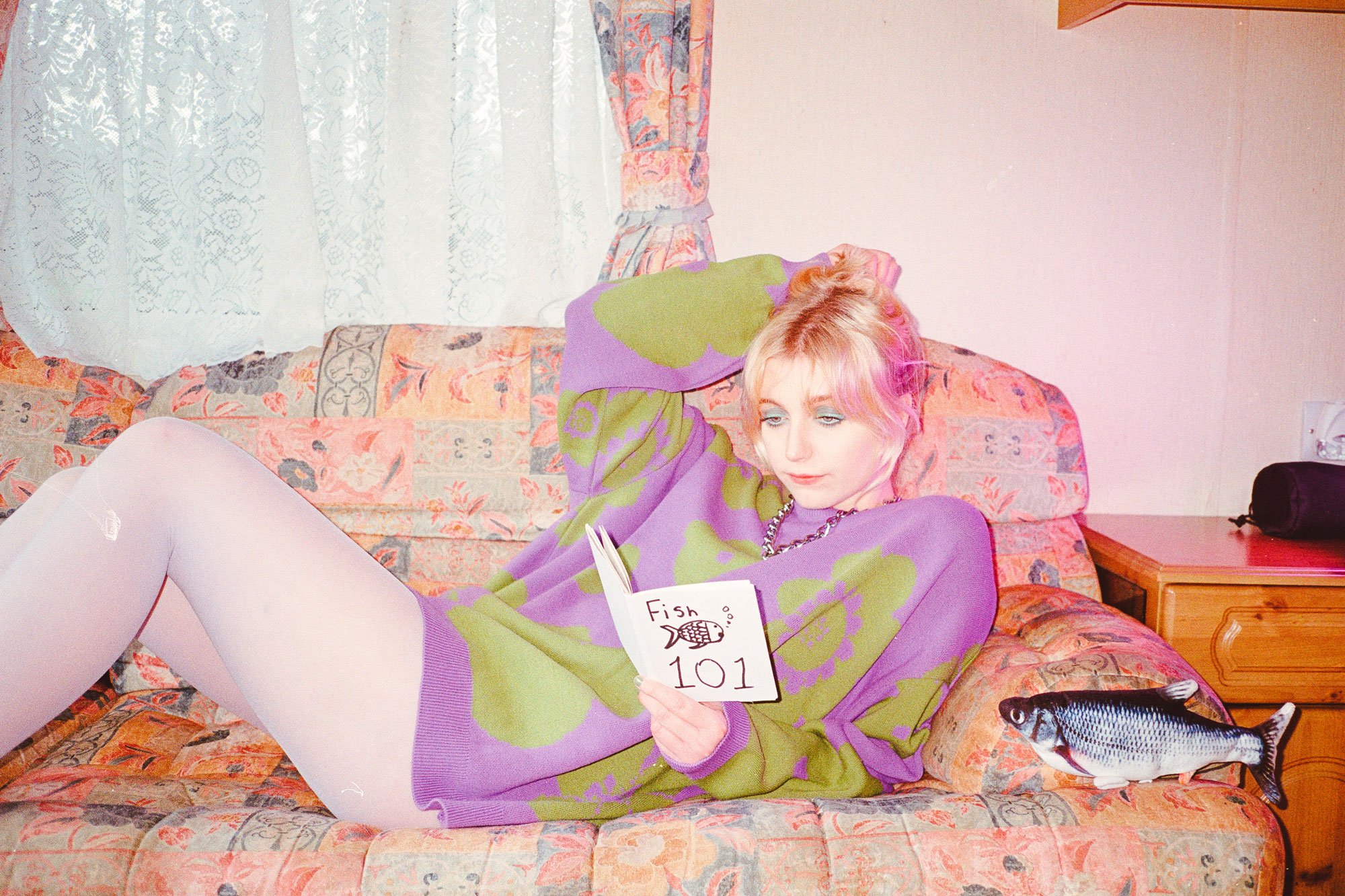 Abbie Ozard has released a new video for EP cut 'Fizzy'