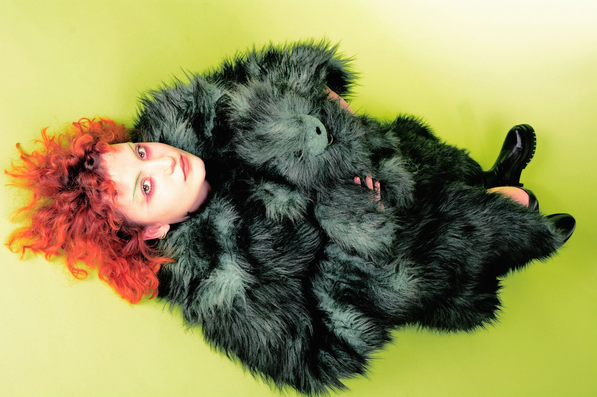 Phoebe Green has dropped another brilliant new track, 'Make It Easy'