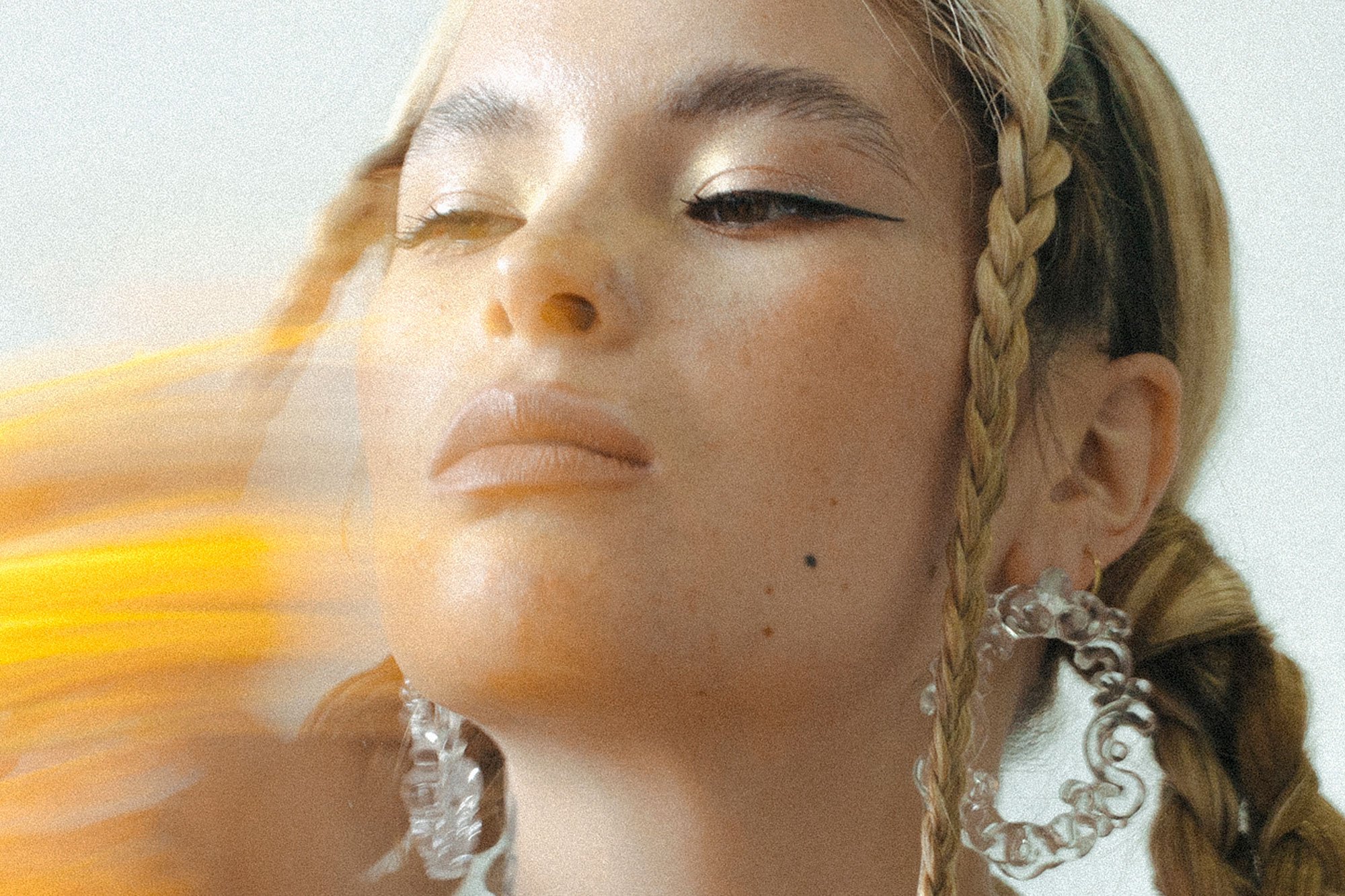 Newcomer Saya Gray has dropped a stunning new track, 'IF THERE’S NO SEAT IN THE SKY (WILL YOU FORGIVE ME???)'