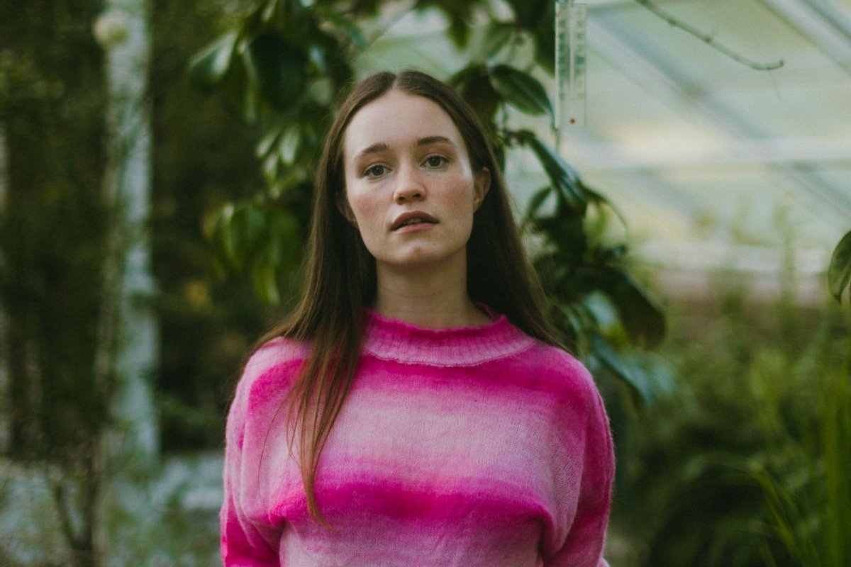 Sigrid has released ‘How To Let Go (Special Edition)’ with the brand new track, ‘Everybody Says They’re Fine’