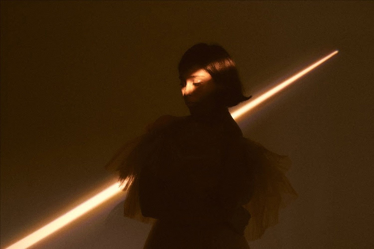 Abby Simone has released her second single, 'Walking Away'