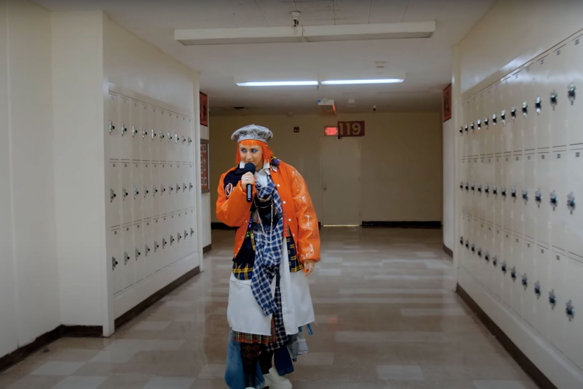 Watch another pretty damn stunning session from Amelia Moore, performing her latest single 'moves'