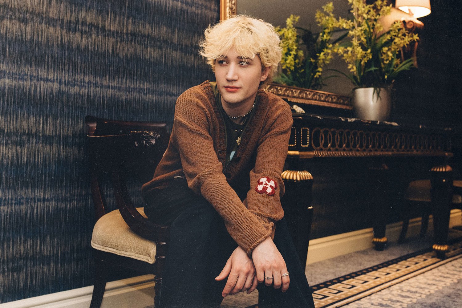 beaux has teamed up with Pale Waves' Hugo Silvani for new single 'can't help but let you down'