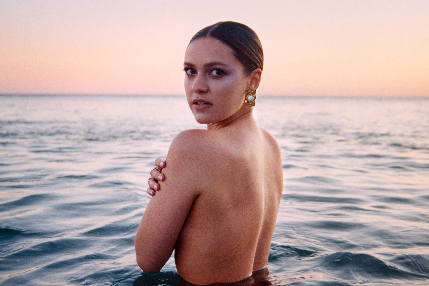 Bow Anderson has released a new single, 'Dear Body'