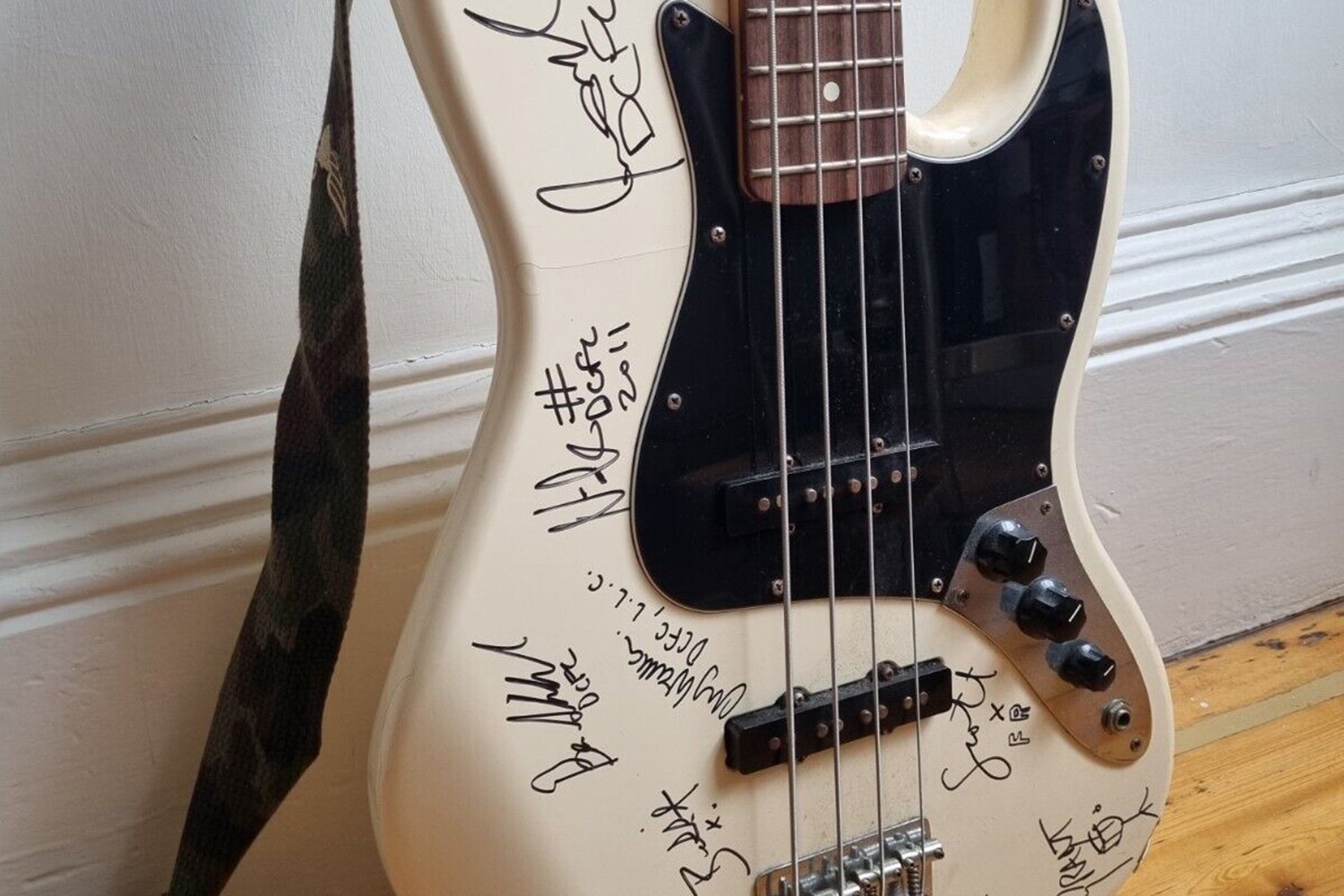 Frightened Rabbit and Death Cab For Cutie are auctioning off a guitar for mental health charity Tiny Changes