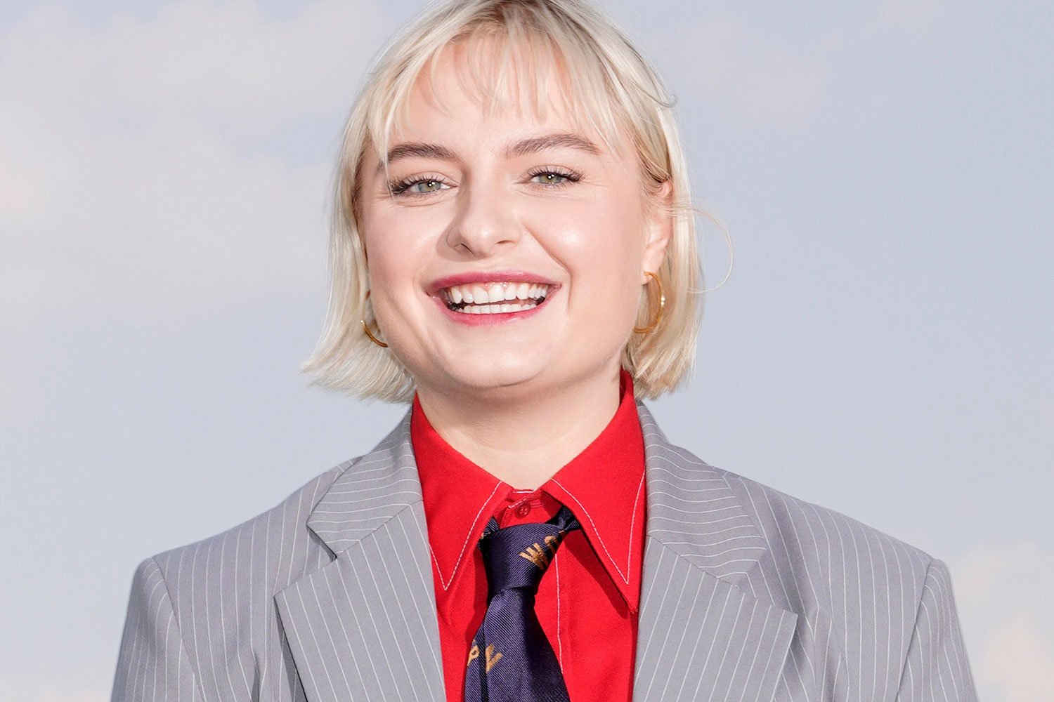 Låpsley has debuted a brand new single, ‘Smoke and Fire’