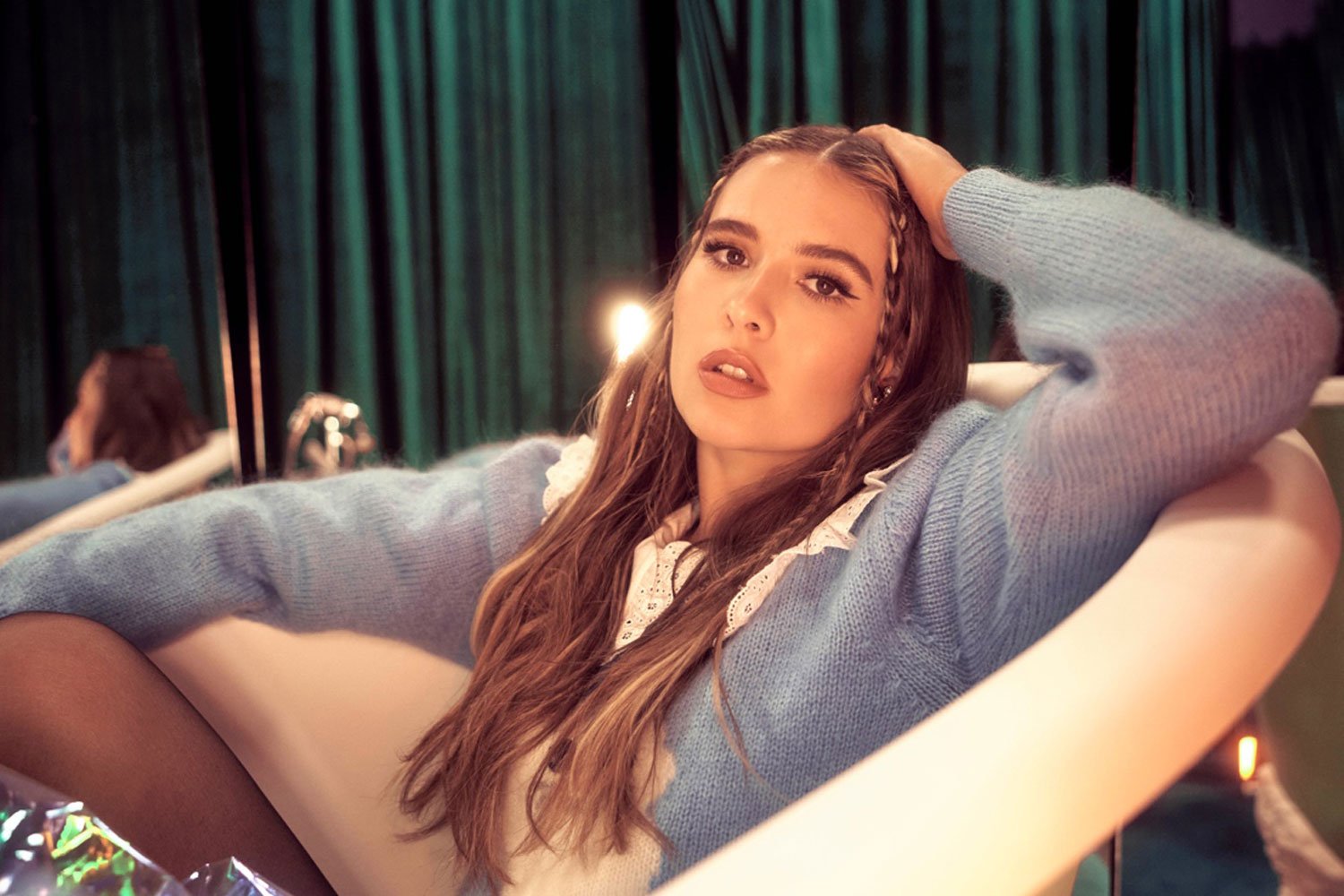 Mimi Webb takes her revenge against a cheater in her new video for 'House On Fire'