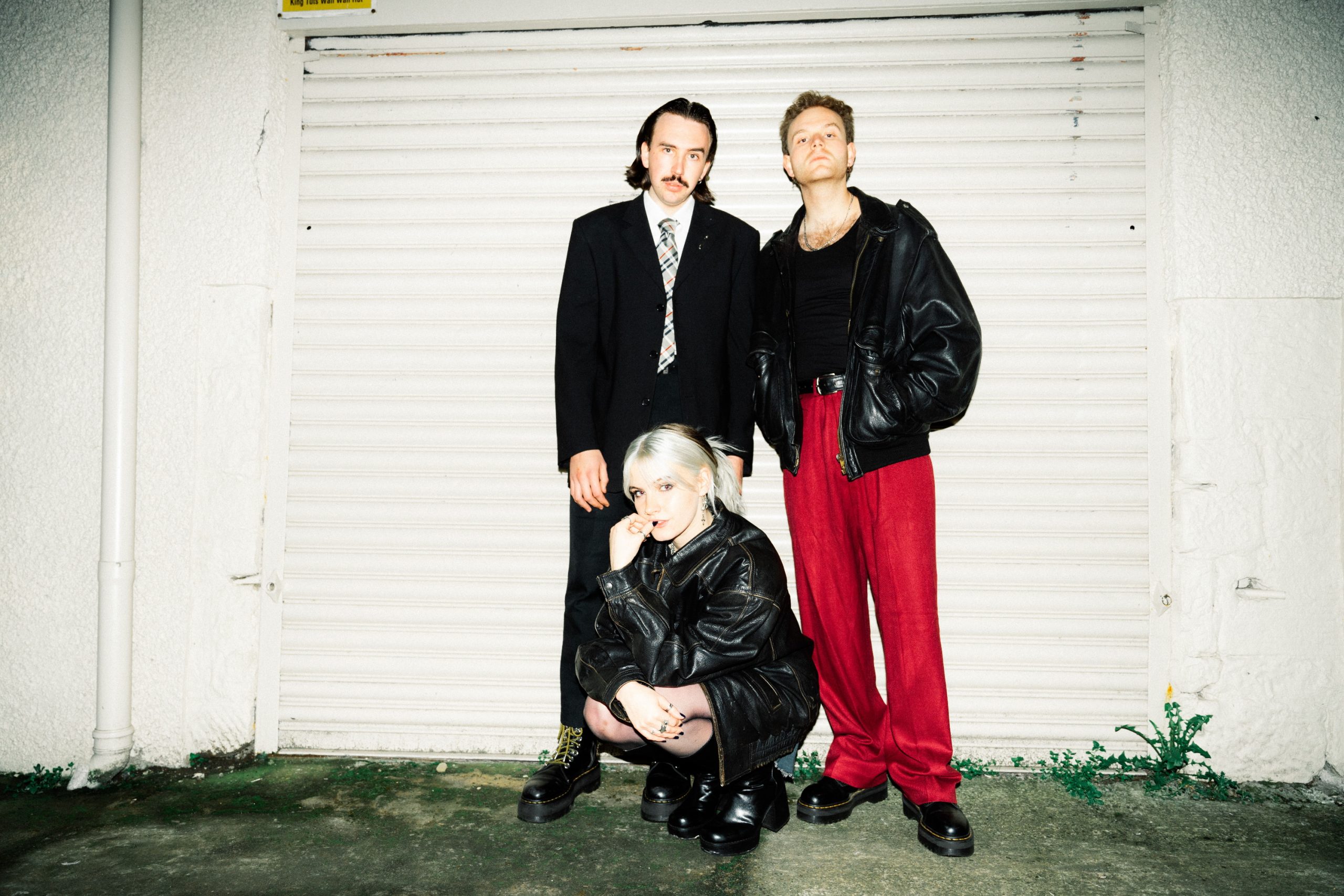 Edinburgh indie-rock trio swim school have returned with their vulnerable new single, ‘kill you’