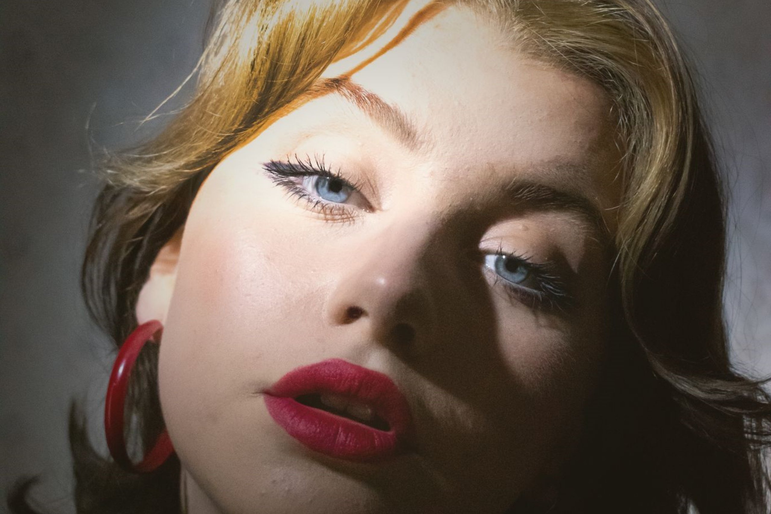 Ellur has shared an emotive new single, ‘Now I’m Alone’