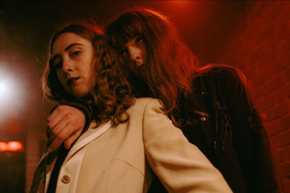 Let’s Eat Grandma have shared a new single, ‘Give Me A Reason’, from the upcoming deluxe rerelease of ‘Two Ribbons’