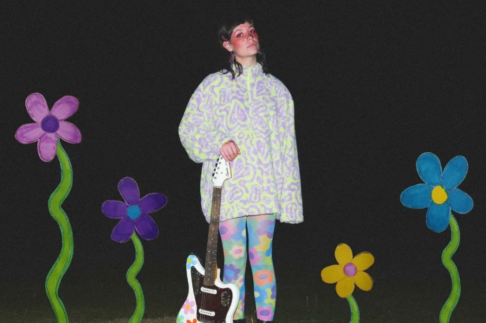 Mollie Coddled has announced that a new EP, 'i wanna go home', will be released this month