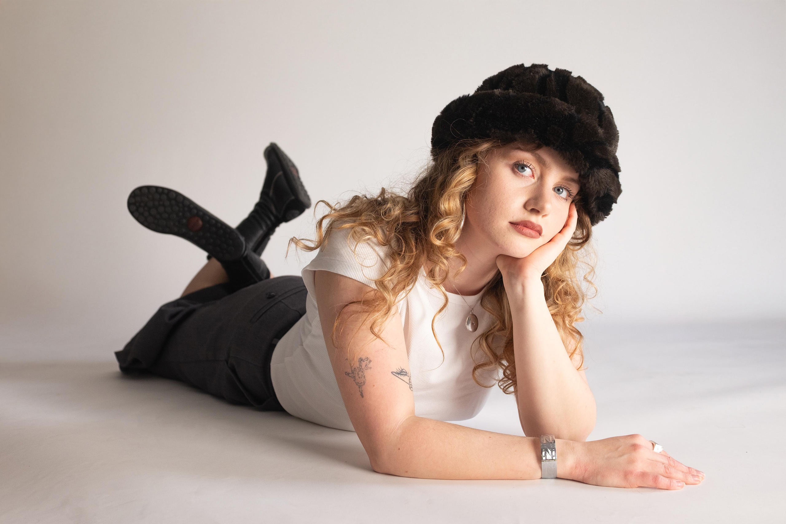 Ellur has released her new track 'The Wheel', written with The Snuts’ Jack Cochrane and Scotty Anderson