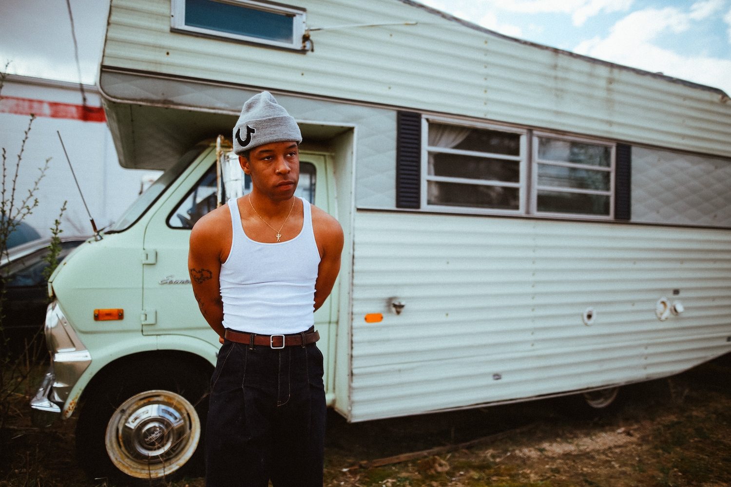 KennyHoopla brings the feels with new track ‘plastic door//’