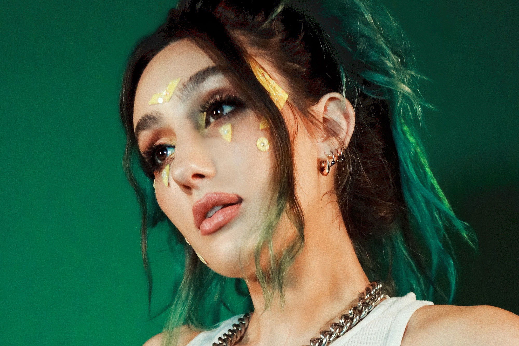 phem has shared a brand new single, 'flowers'.