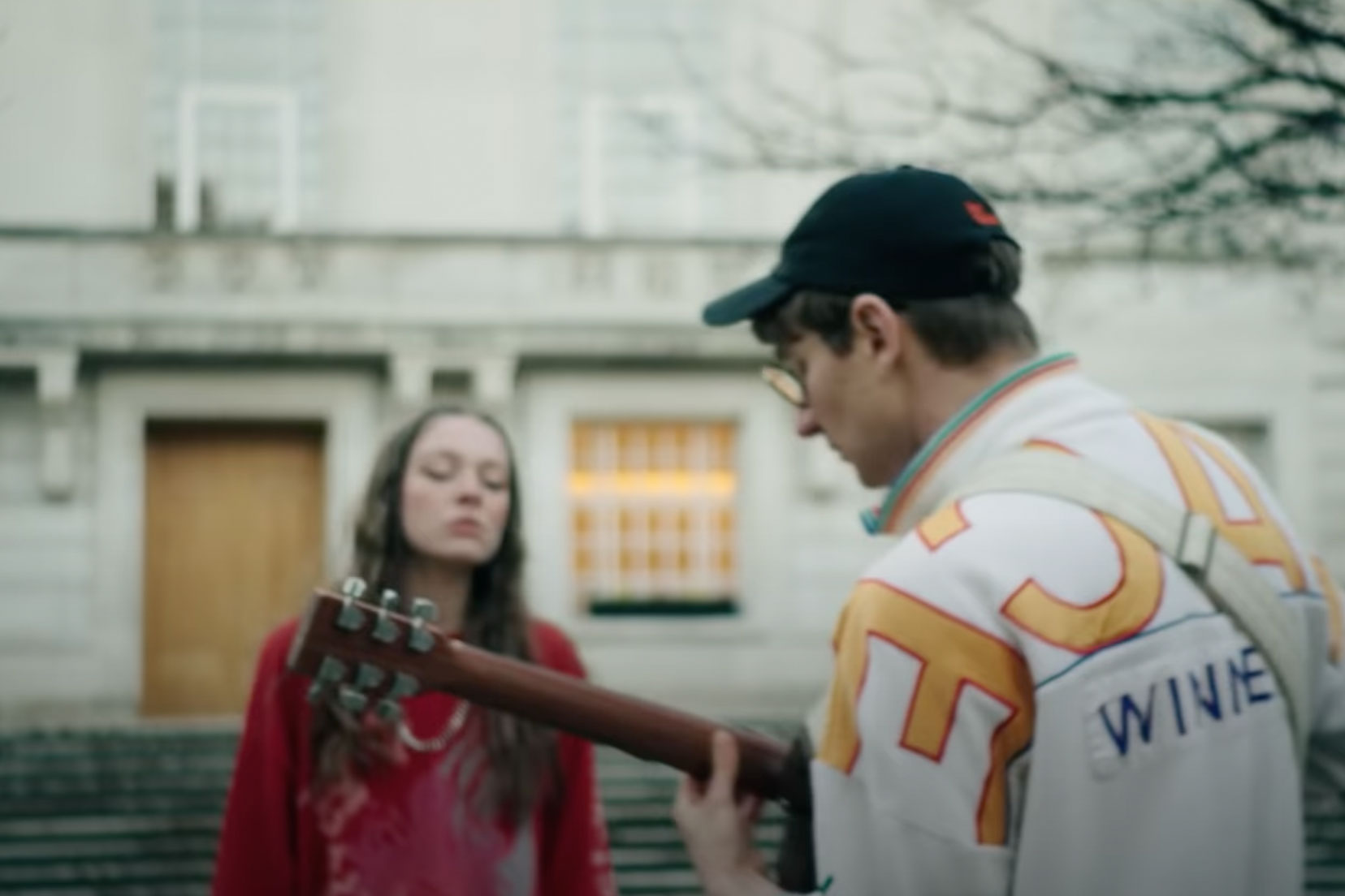 Glass Animals' Dave Bayley and Holly Humberstone have teamed up for an acoustic performance of 'Heat Waves'