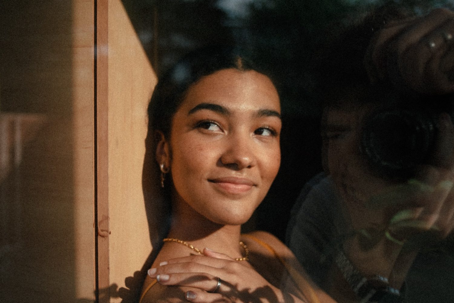 Olivia Dean has unveiled a mesmerising new track: ‘Baby Come Home’