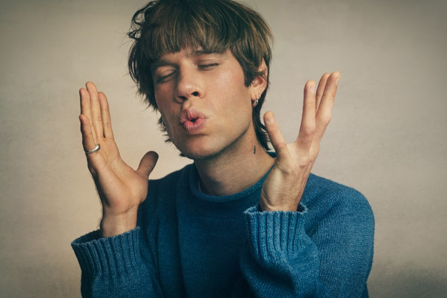 Porches has announced a new album, 'All Day Gentle Hold !'