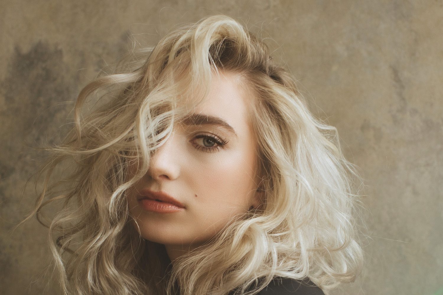 somegirlnamedanna comes into frame with new track ‘kitchen table’