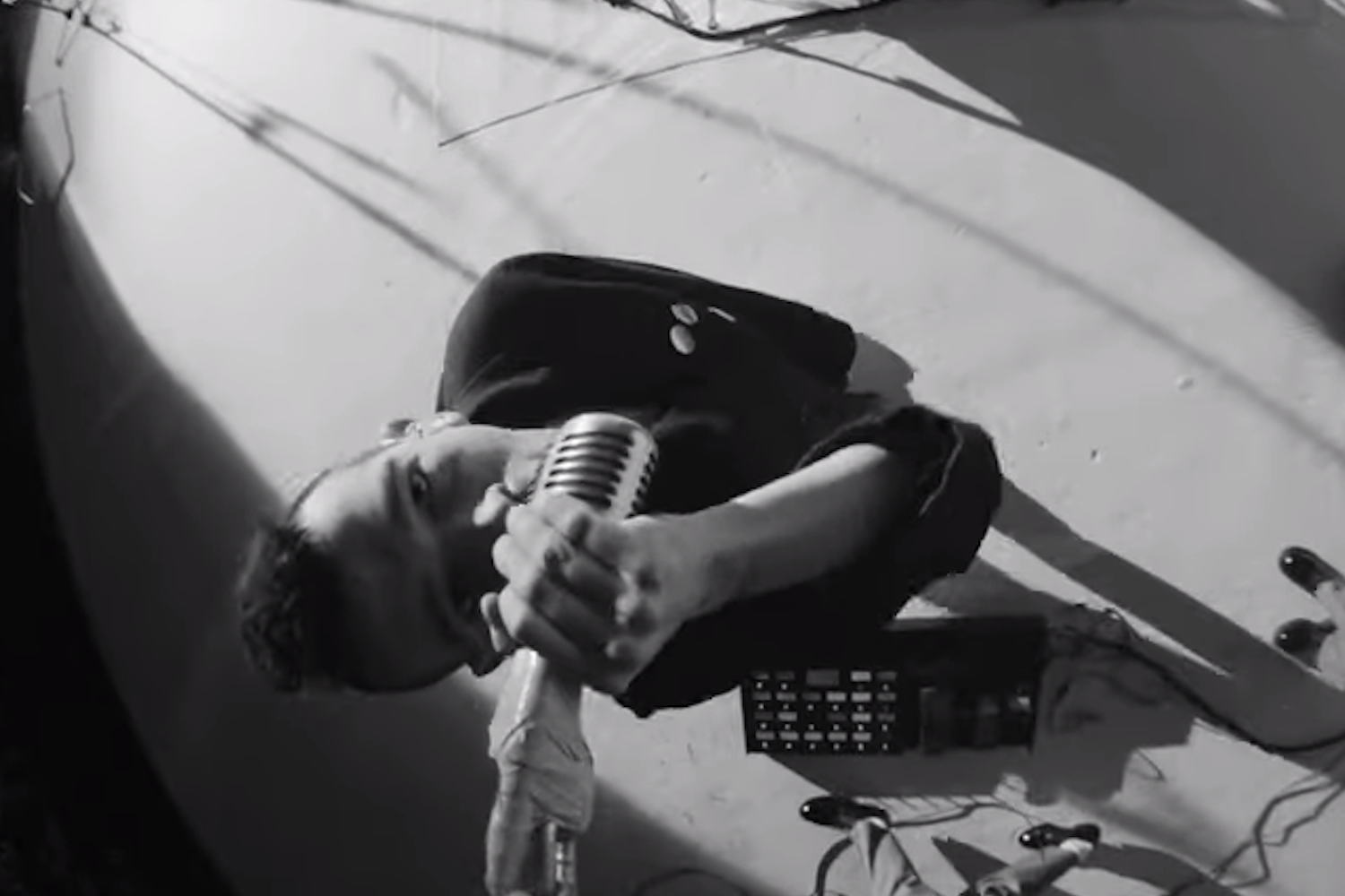 The 1975 unveil a live session performance of ‘People’