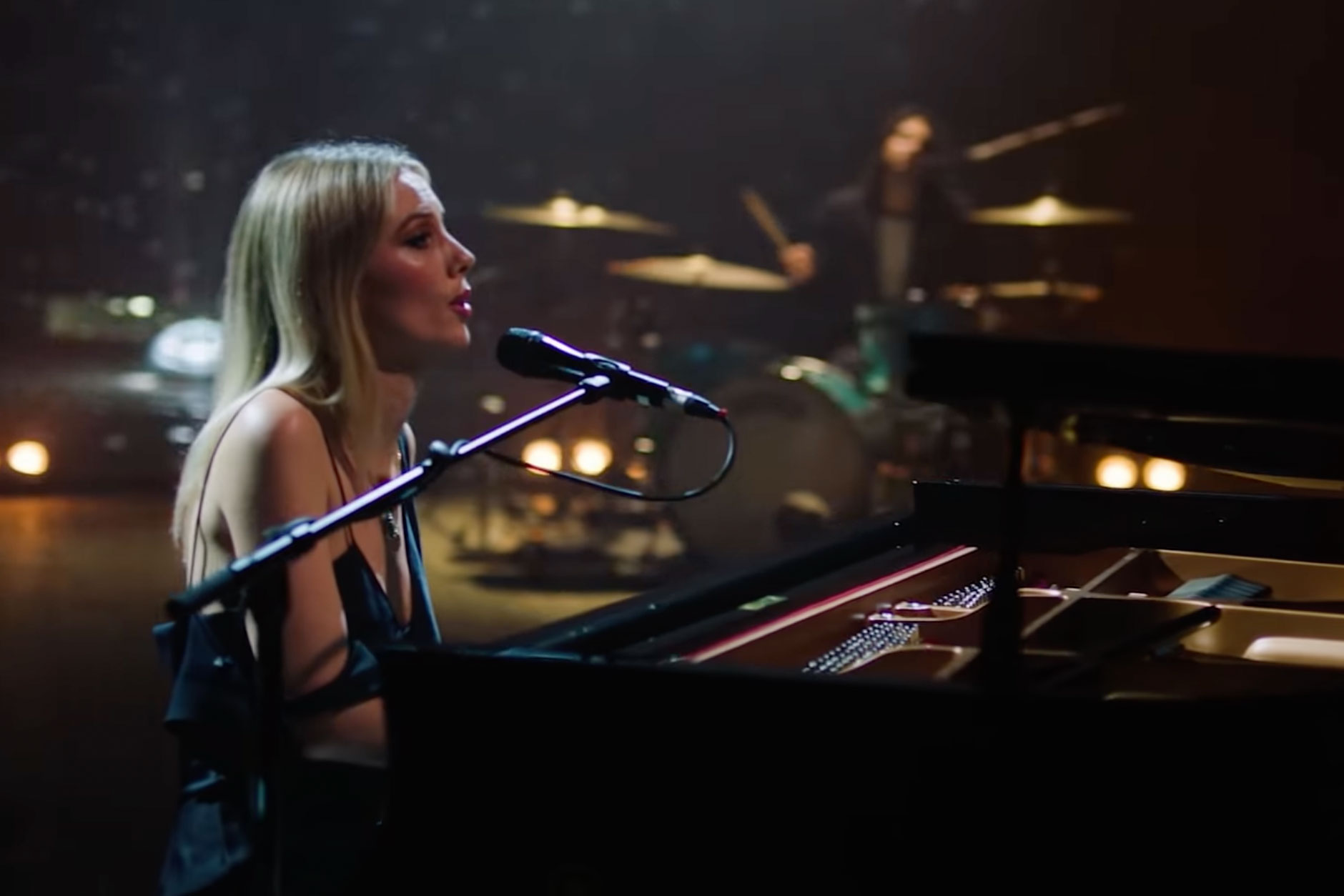 Watch Wolf Alice deliver a show-stopping performance of 'The Last Man On Earth' on Later...