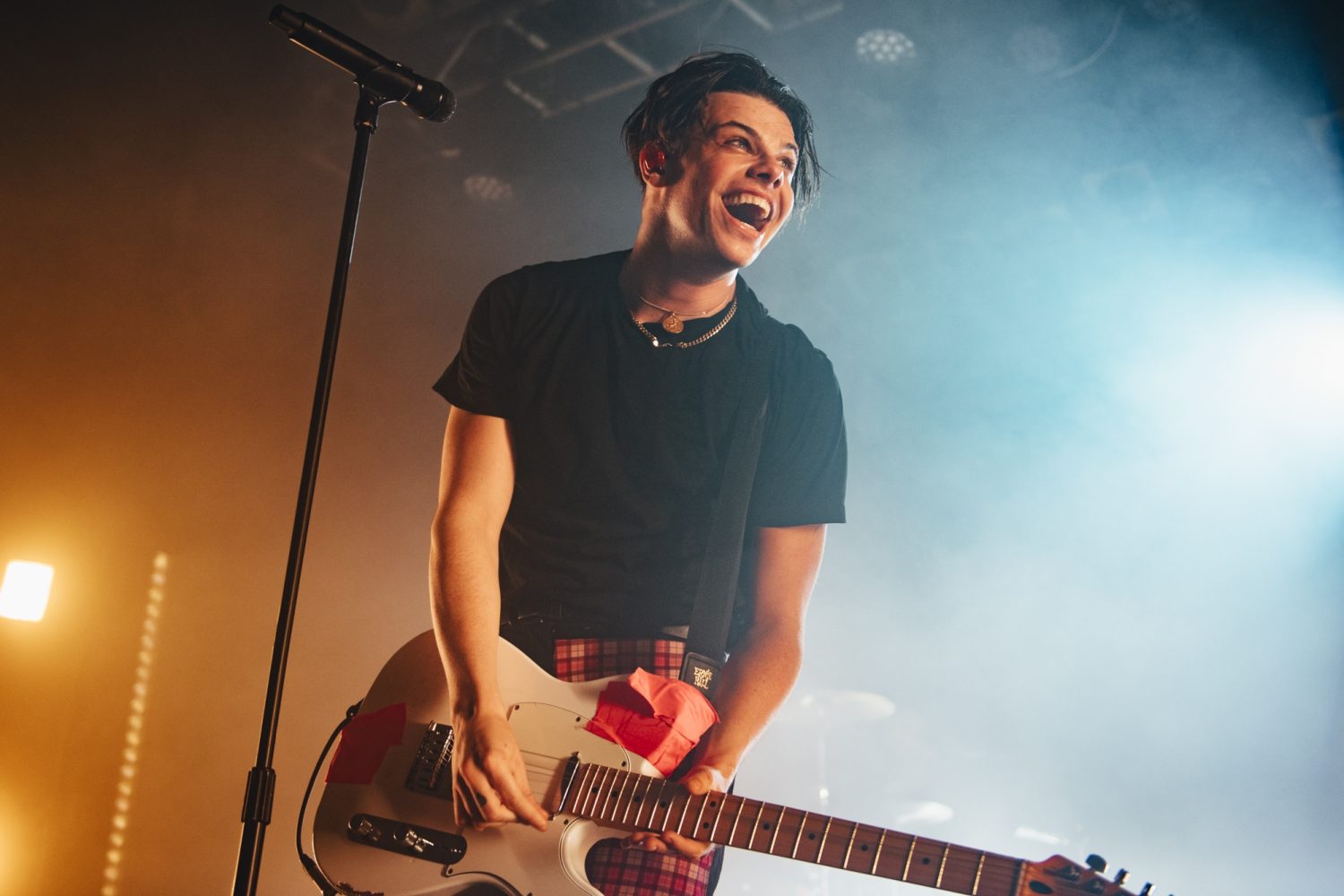 YUNGBLUD teams up with Machine Gun Kelly and Travis Barker on new track ‘acting like that’