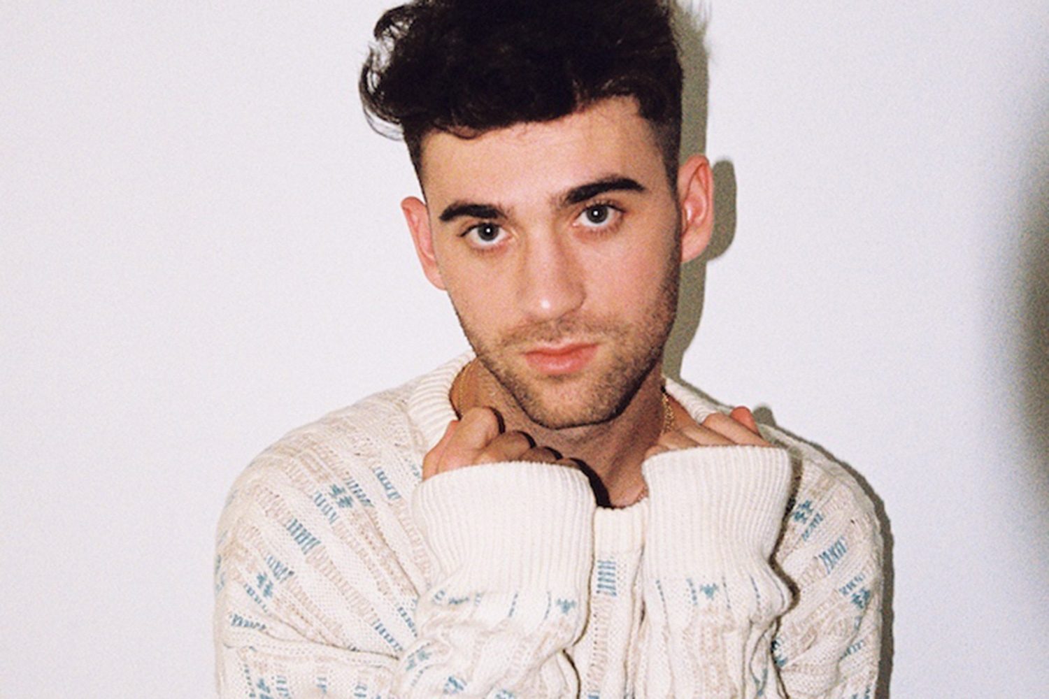 Alexander 23 has released his lovely new tune, 'Caught in the Middle'