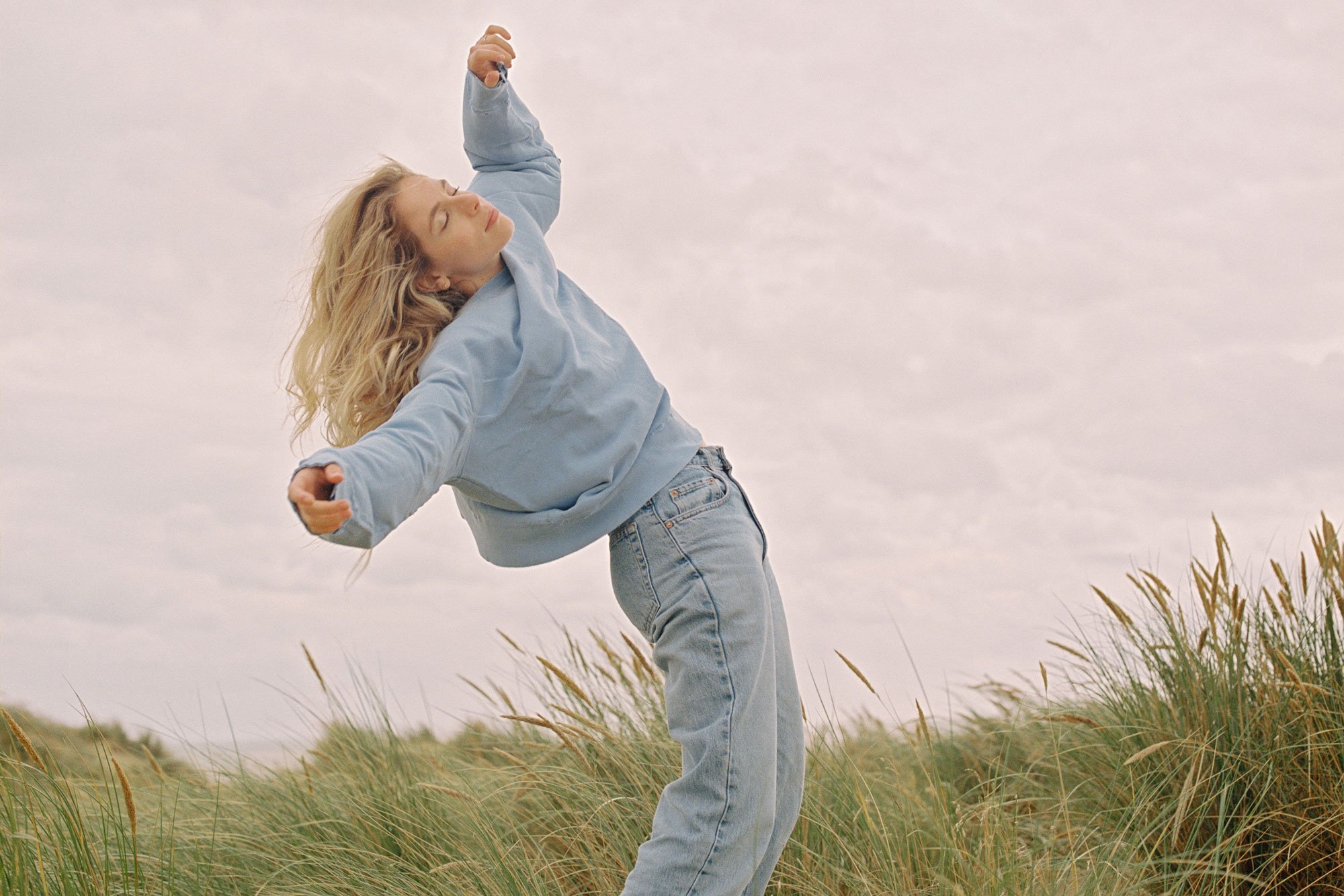 emie nathan has debuted another new track, 'closed doors'