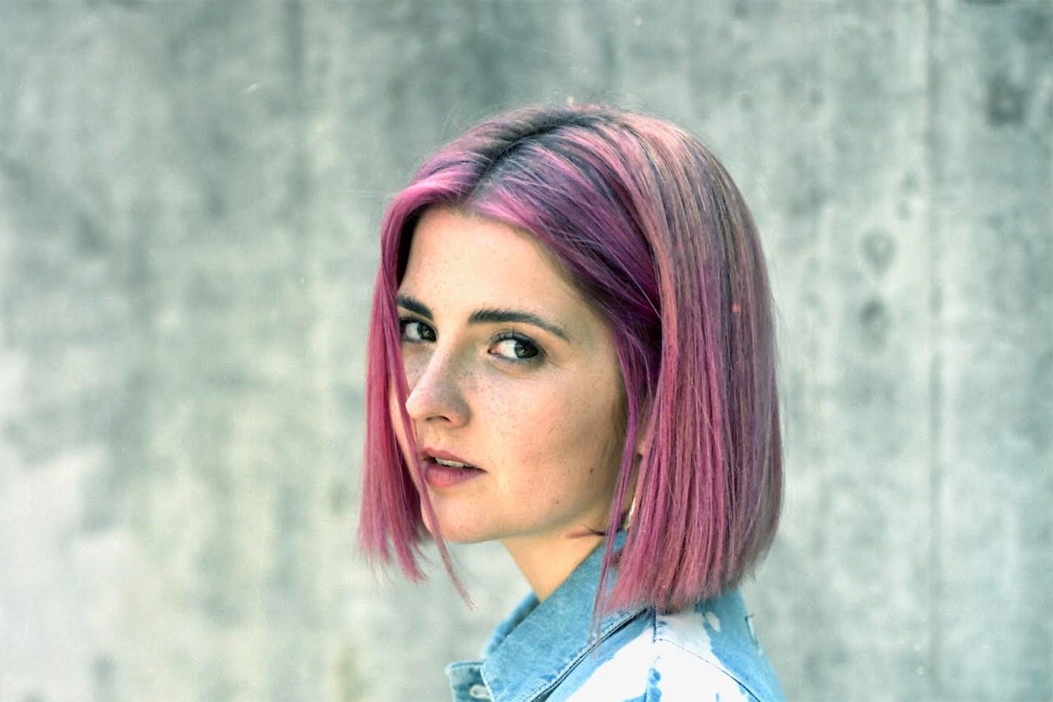 Emily Burns explores split-screen for her new ‘Is It Just Me?’ video