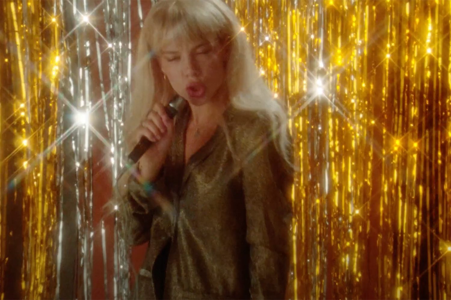 Pixey wants everyone to dance with her fun new bop, 'Just Move'