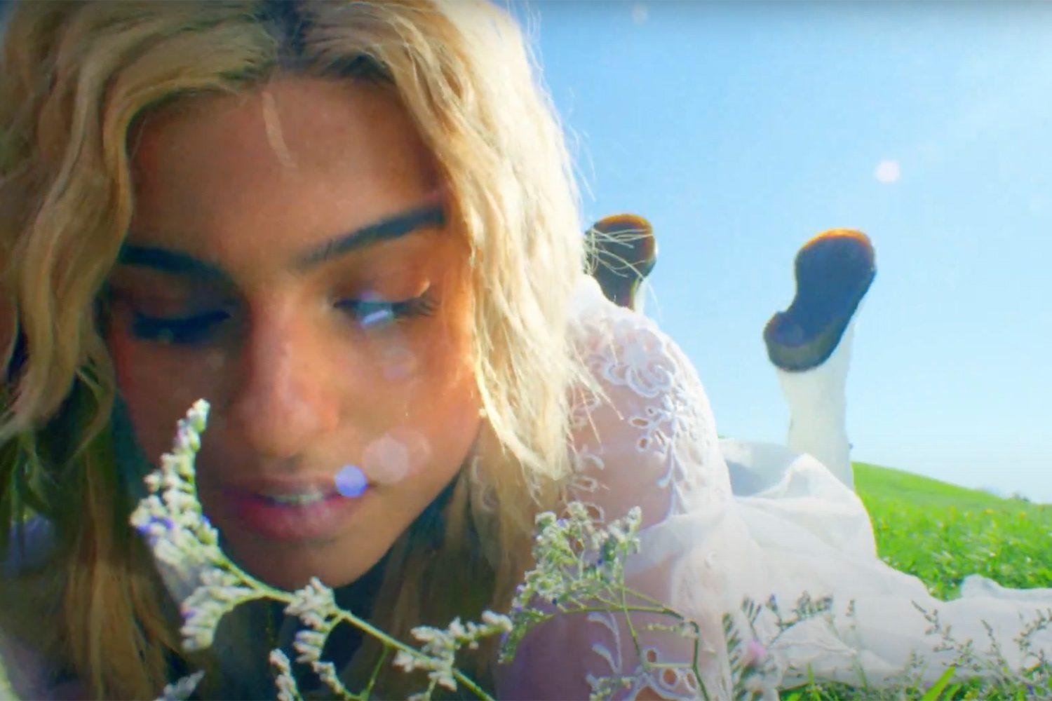 renforshort goes back to nature with her video for latest single 'afterthoughts'