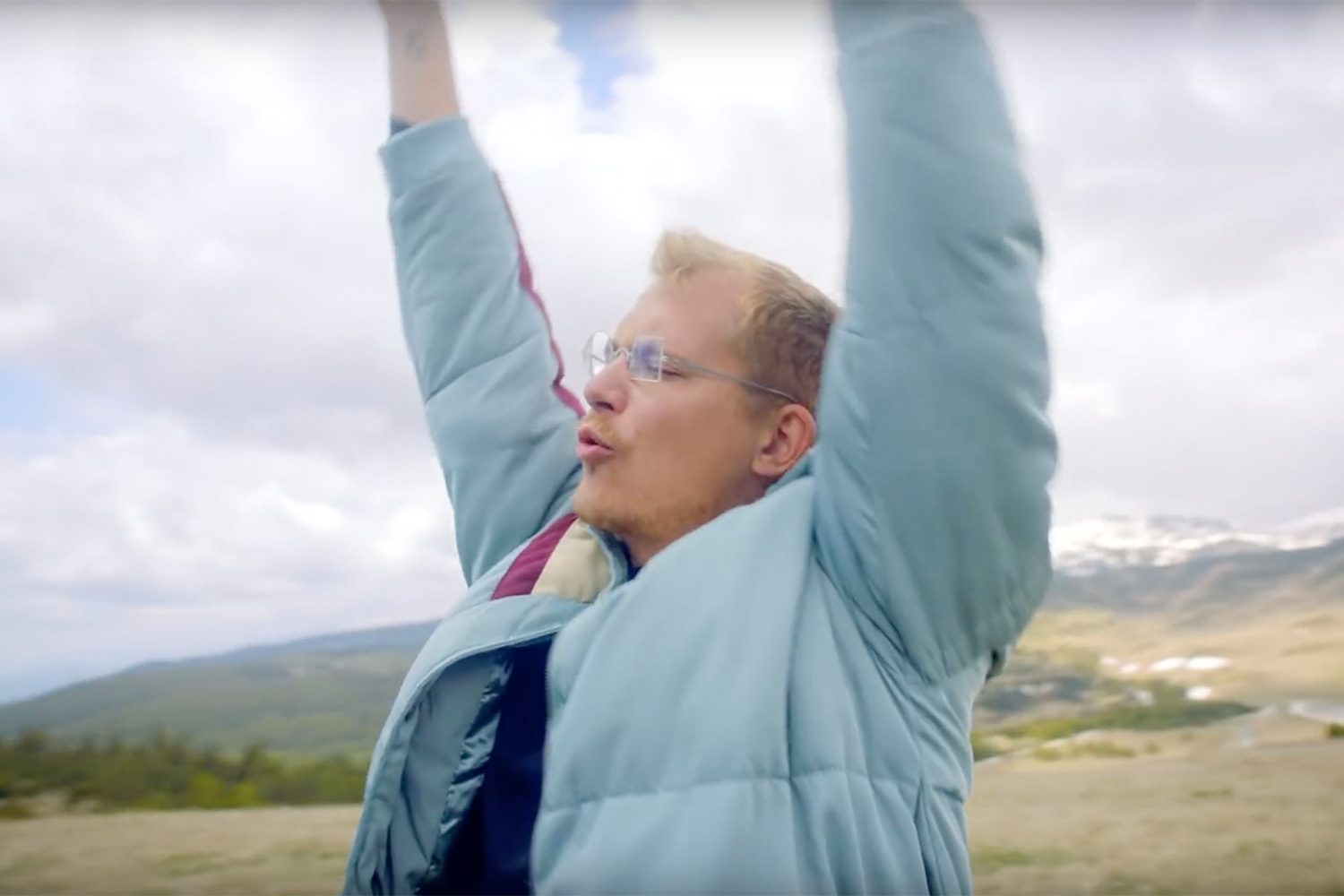 Sigrid missed her own video shoot for 'Mine Right Now', but the result is pretty hilarious tbqh