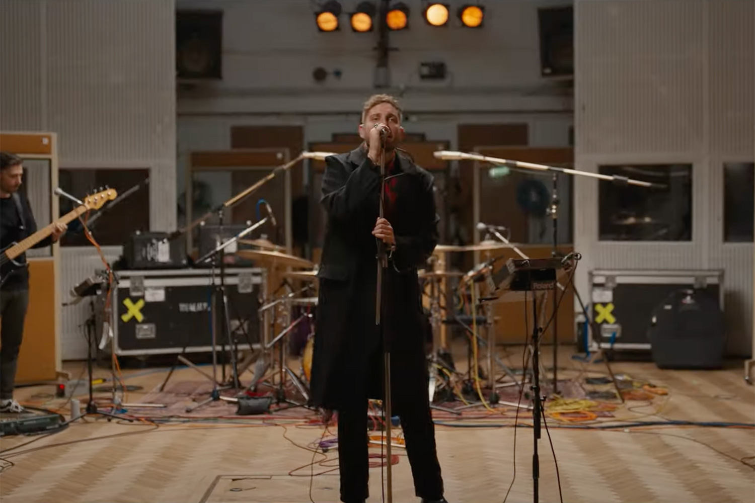 You Me At Six have released a fancy orchestra version of their single 'Glasgow', filmed at Abbey Road