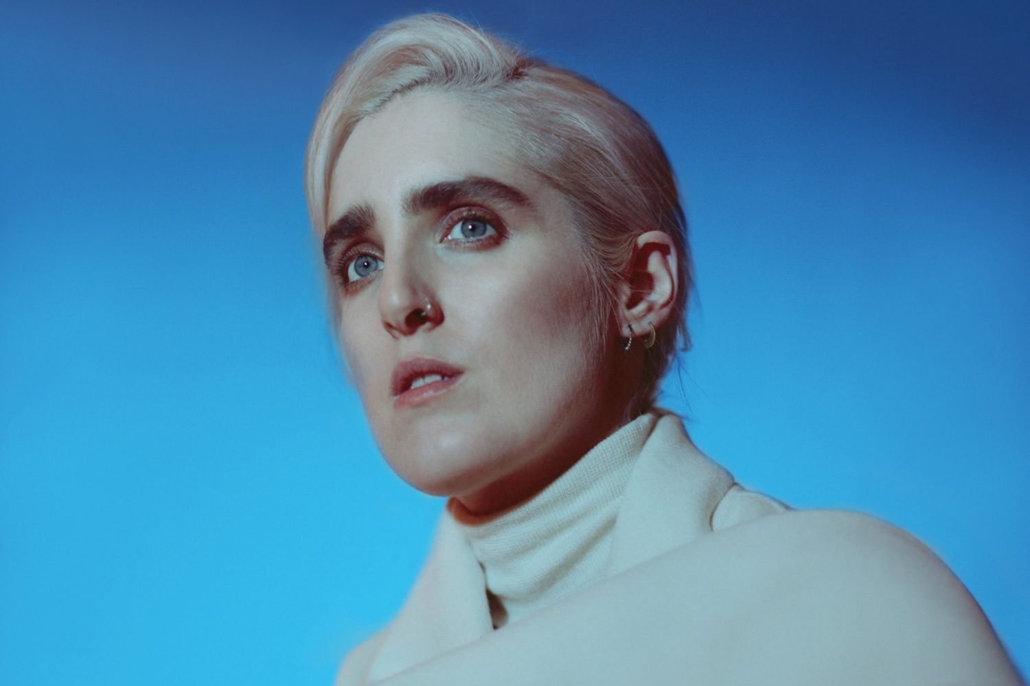 It's first dates with Shura on her brand new bop 'the stage'
