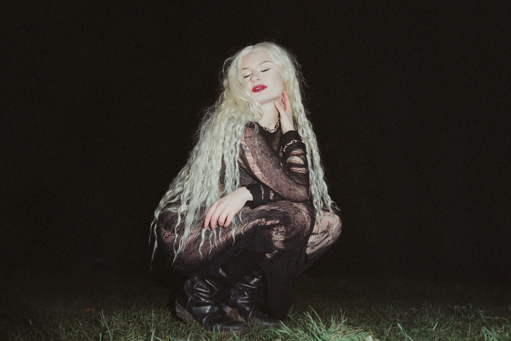 Låpsley releases new single 'Hurricane' and announces UK tour dates