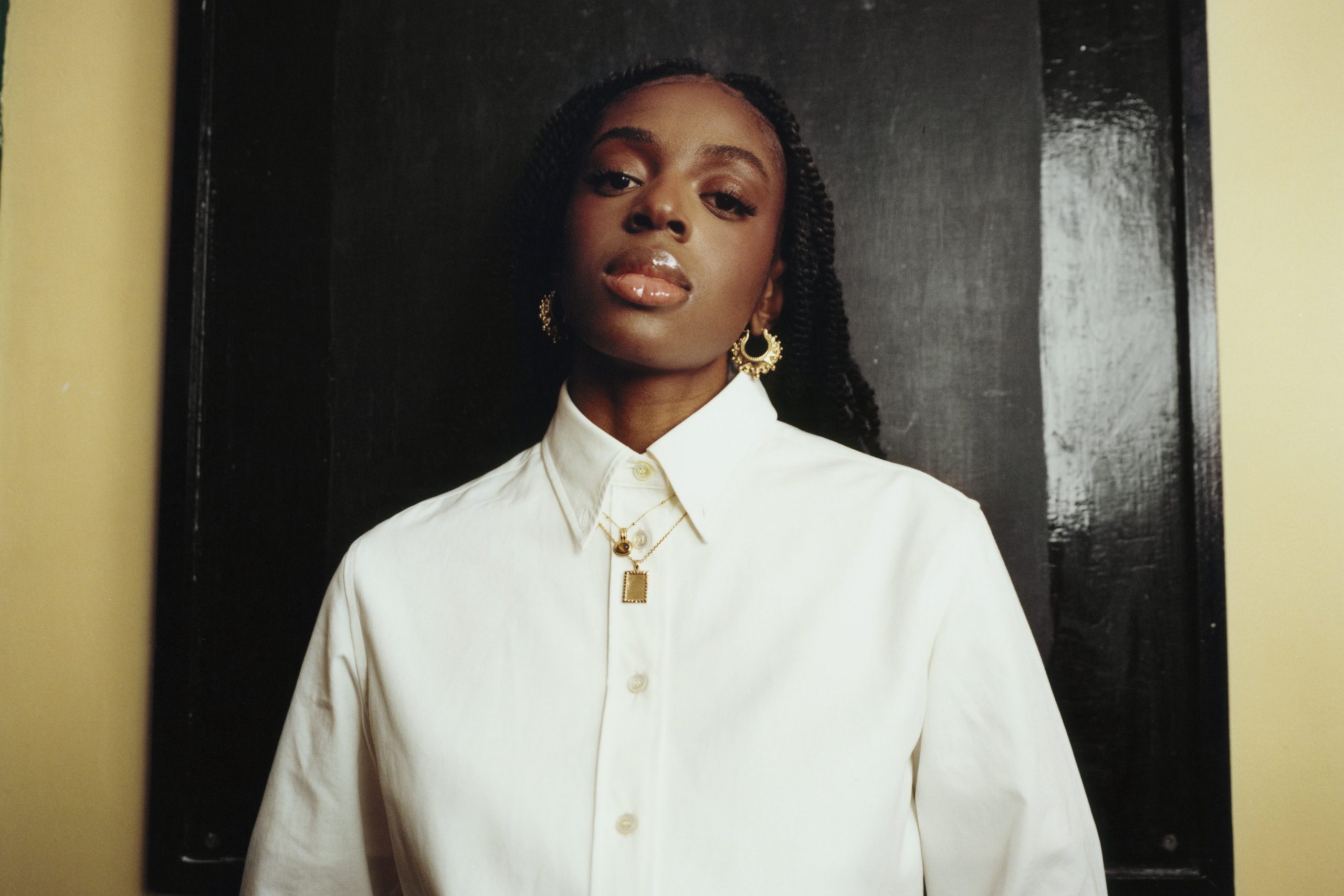 Cat Burns has released a flirtatious new single 'Girls!' to kick off 2025