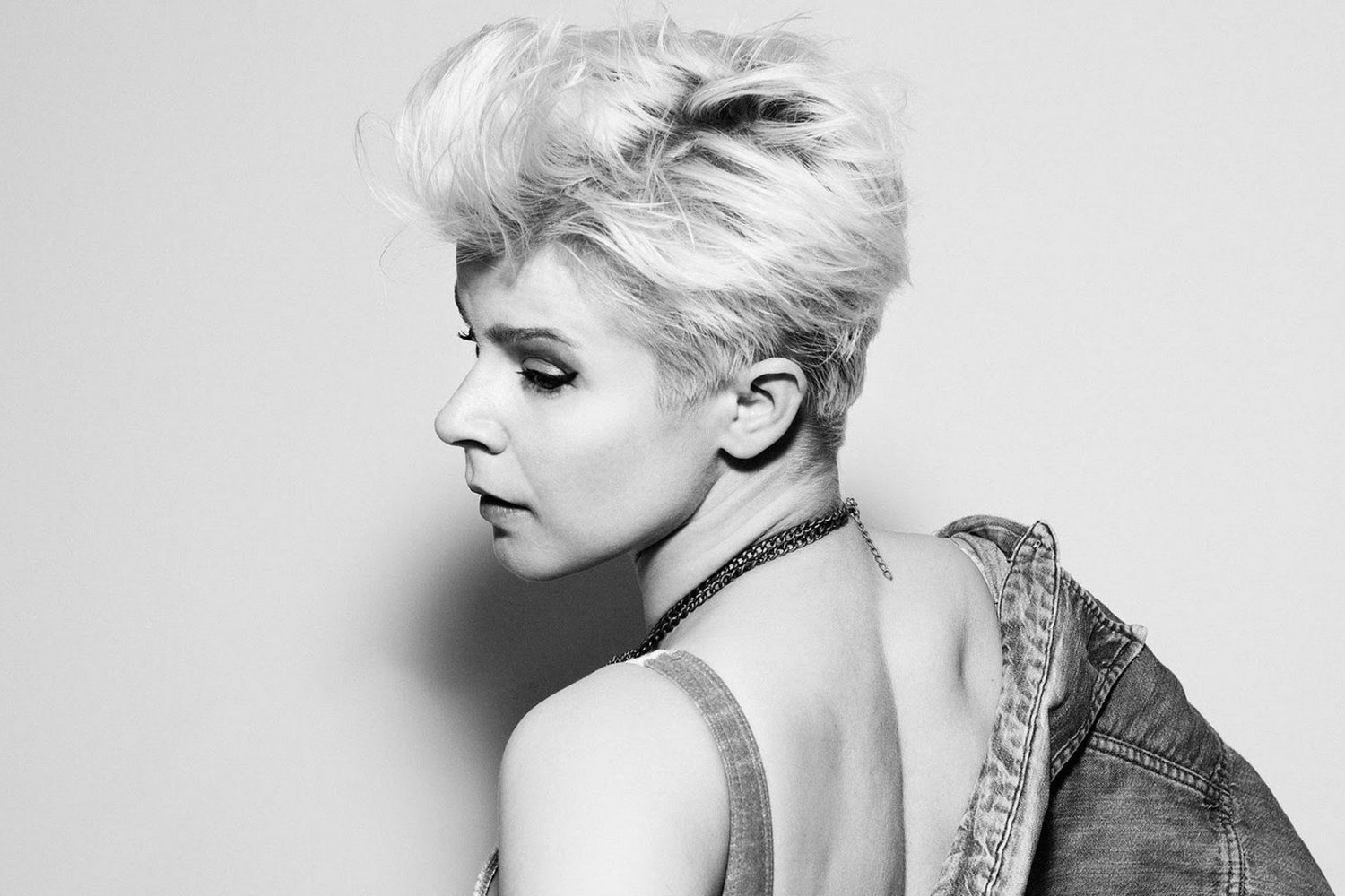 Robyn takes inspiration from Wham!’s ‘Club Tropicana’ for her new 'Between The Lines' video