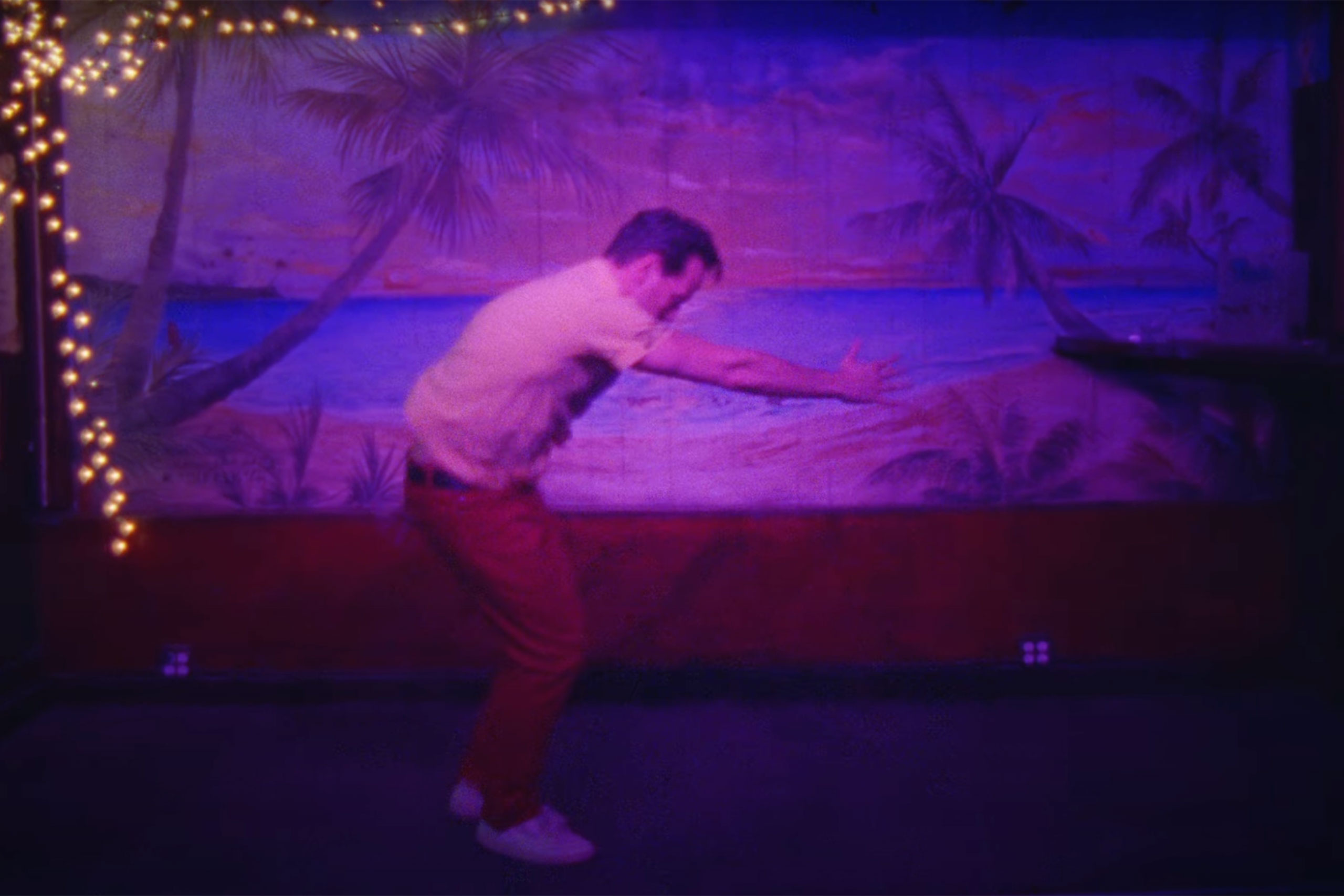 Sam Fender has released a video for 'People Watching' featuring Andrew Scott